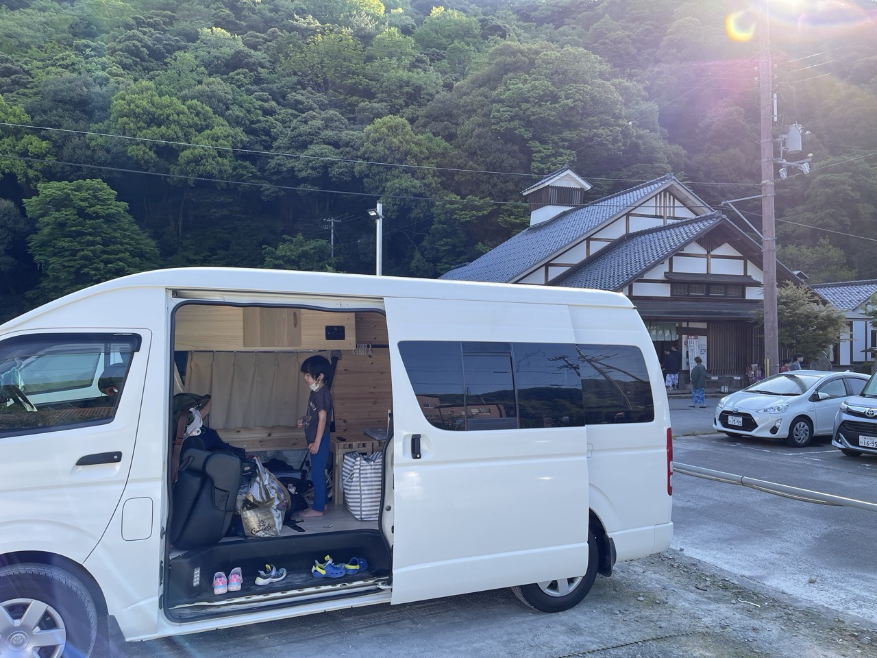 日本の田園に停まるハイエース