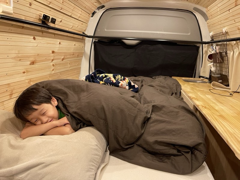 ハイエースキャンピングカーの就寝レイアウト - DIY改造完成例