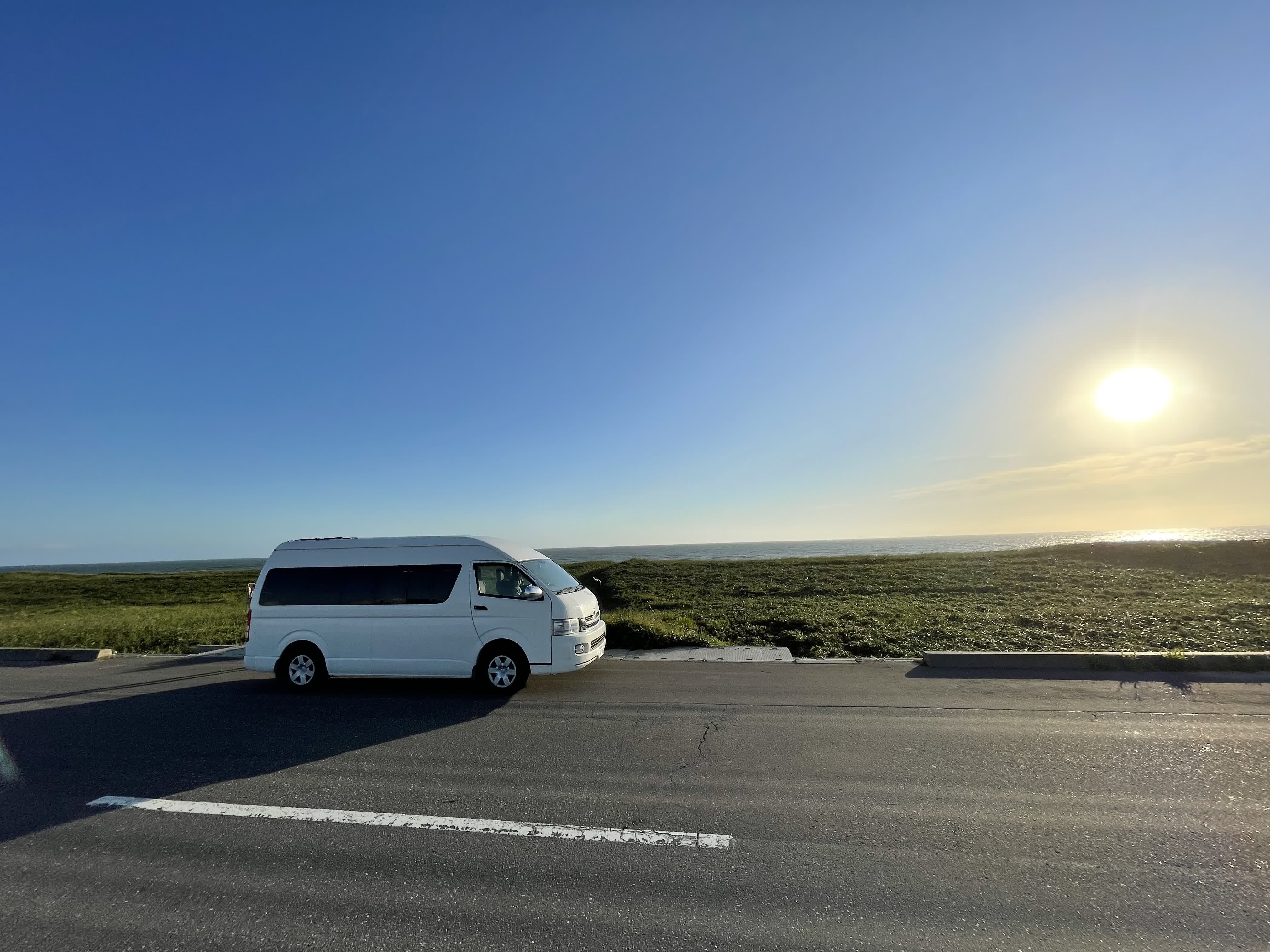 北海道オロロンラインの夕日とハイエース