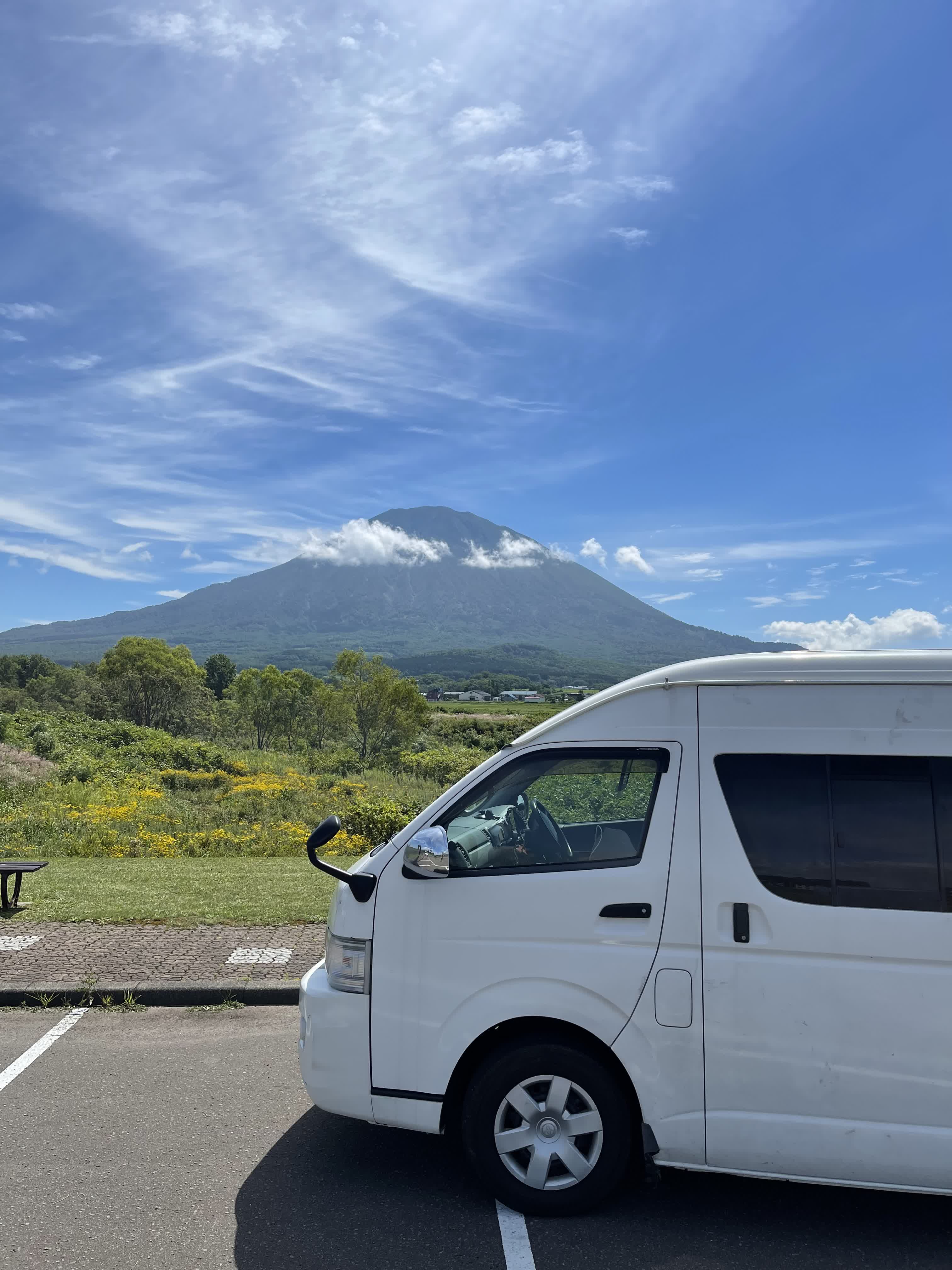 羊蹄山を背景にしたハイエースキャンピングカー