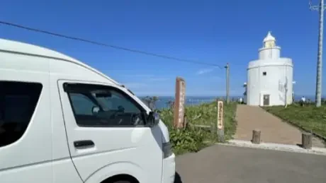 岬の灯台とハイエース