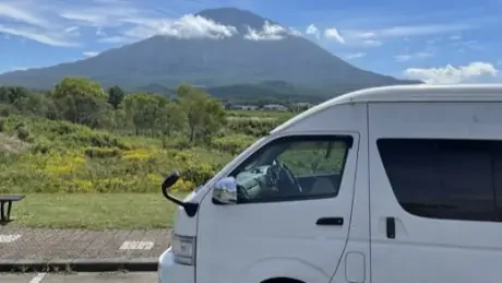 羊蹄山を望む駐車場のハイエース