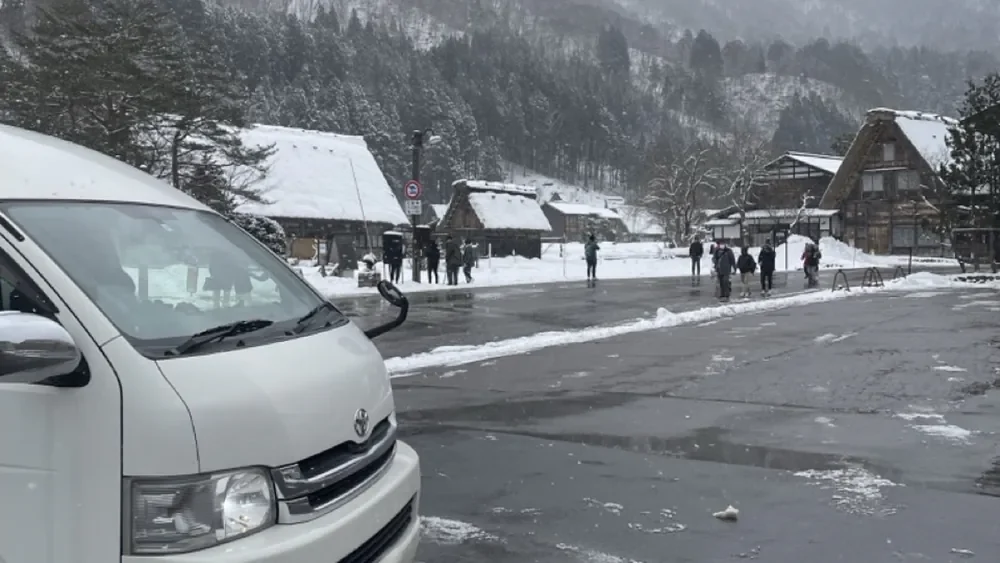 雪の白川郷に停めたハイエース