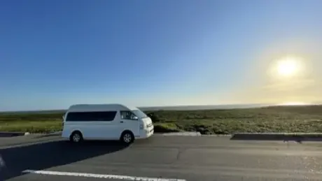 夕焼けのオロロンラインに停めたハイエース