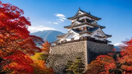 紅葉に囲まれた城