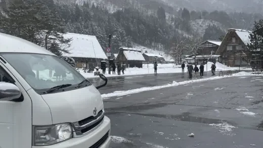 雪の白川郷に停めたハイエース