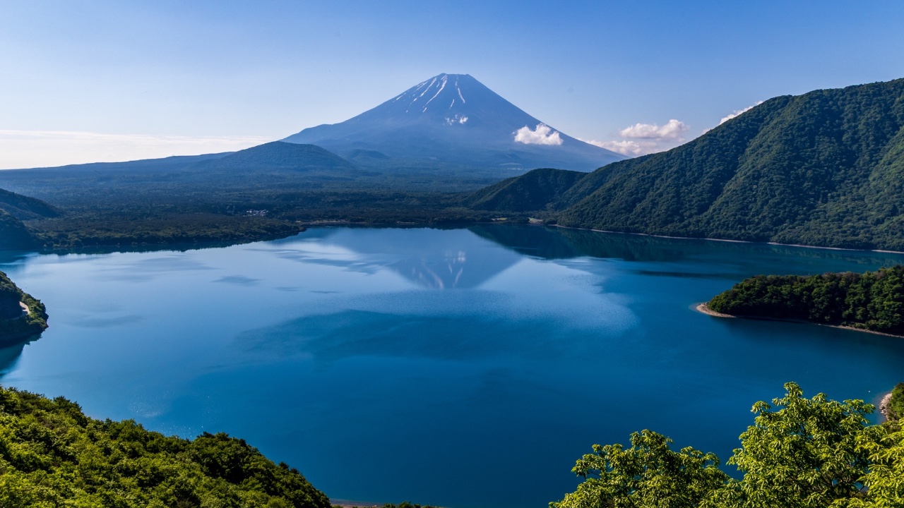 本栖湖から望む富士山